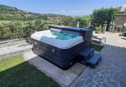 Wartung und Reinigung des Whirlpools