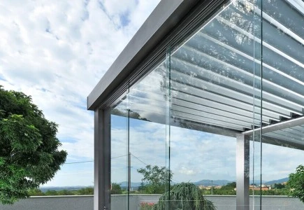 Wie pflegt man eine bioklimatische Pergola?